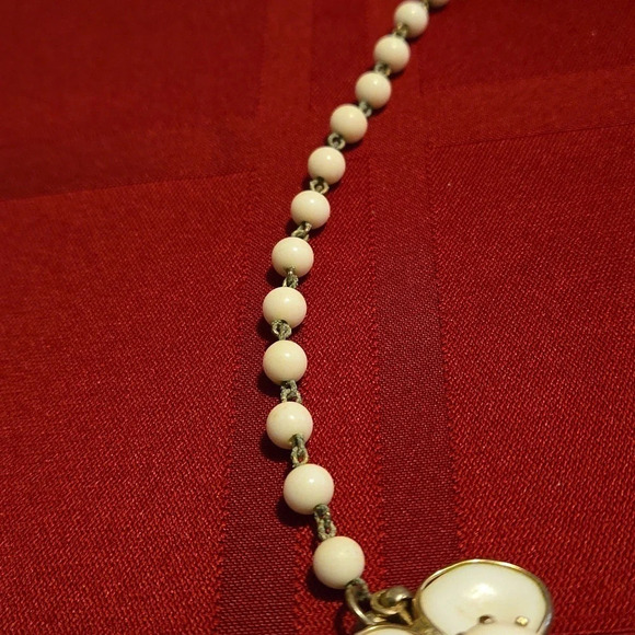 Vintage 1950's Coro poured milk glass half-Camellia pendant with beads - Picture 3 of 7